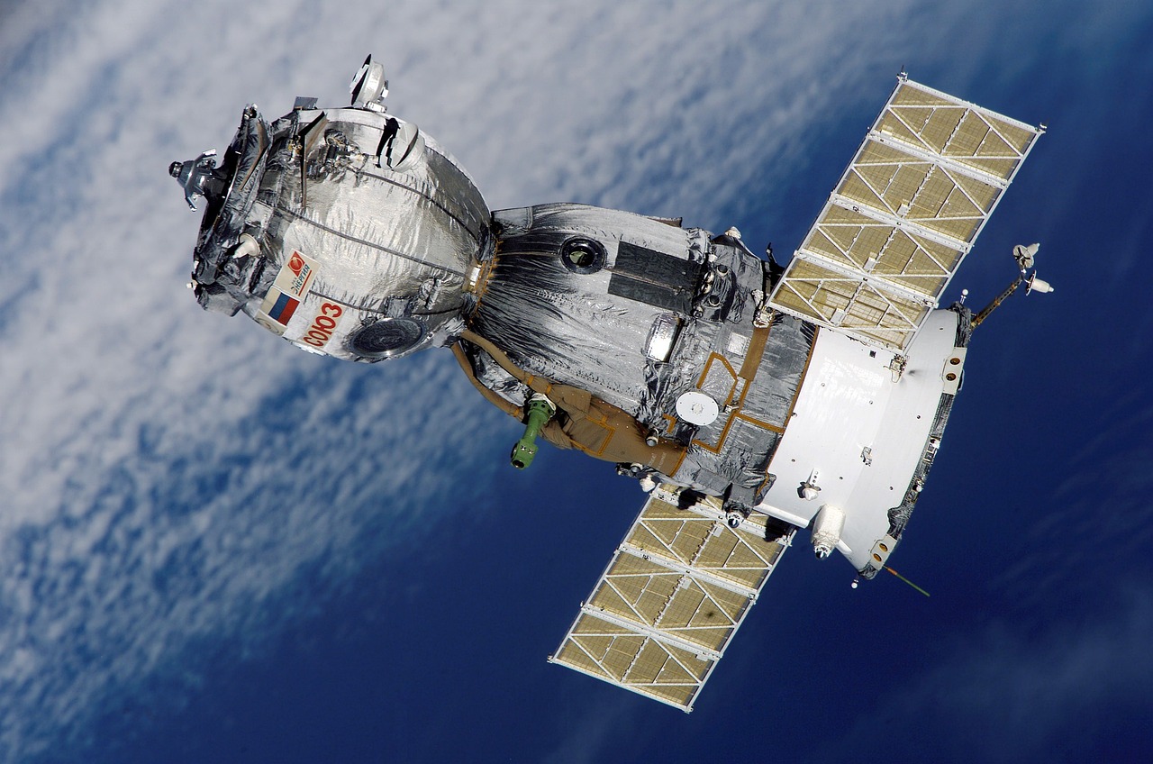 Astronaut ruikt ruimtegeur voor energiebesparing.