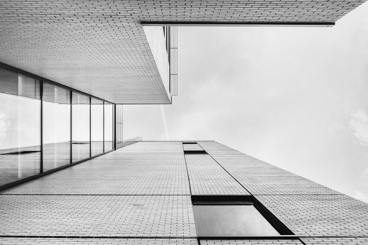 Monochrome kunstwerken op zakelijke expositie.
