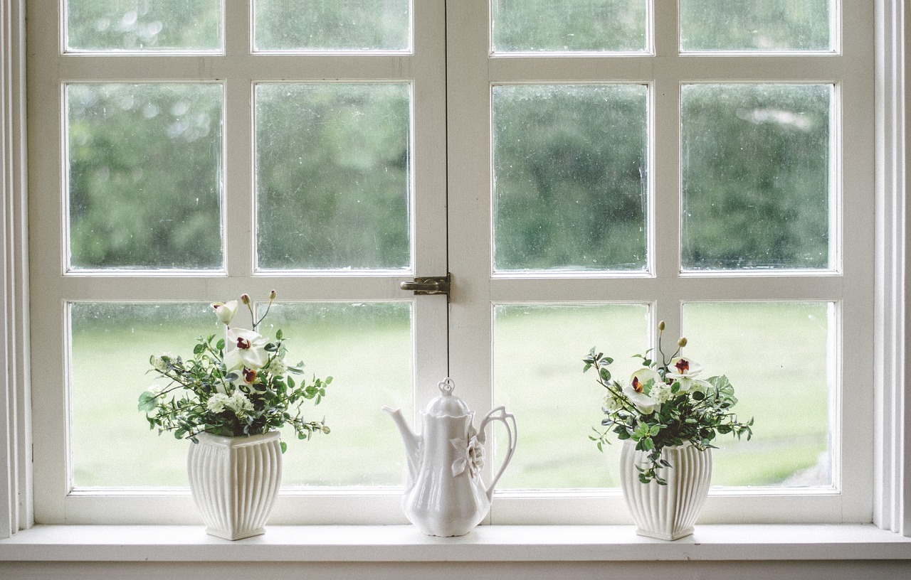 Slaapkamer met antieke accenten en eigentijds kleurenpalet. Slaapkamer met antieke accenten en eigentijds kleurenpalet.