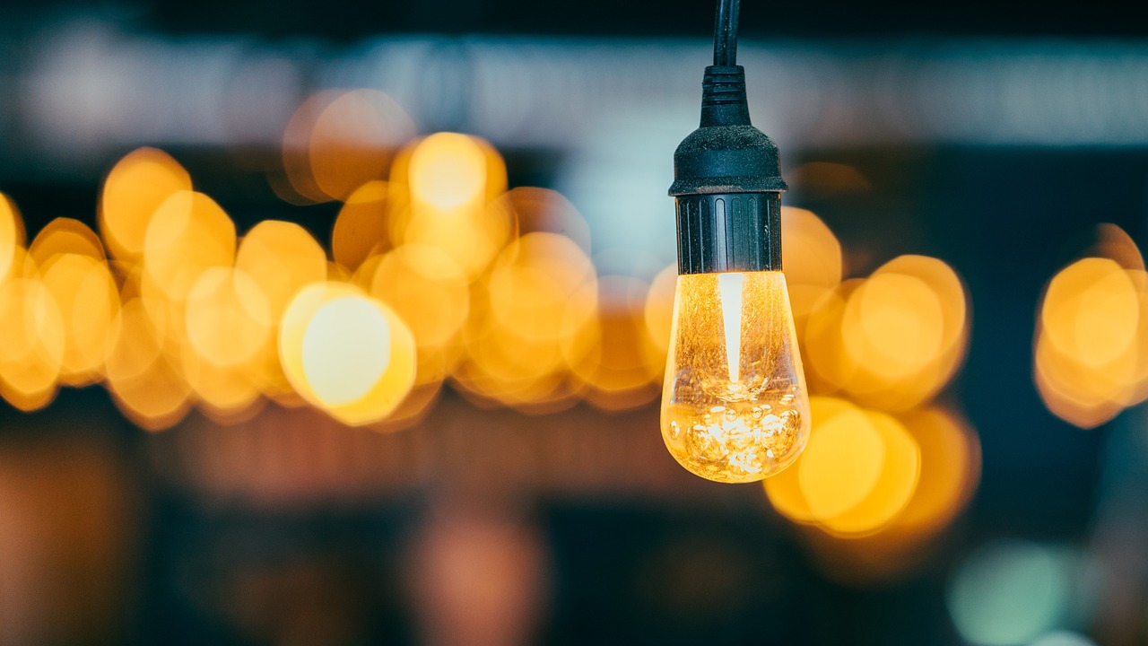 Moderne woonkamer met LED-verlichte hoekjes.